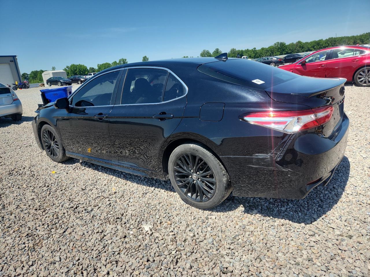 2020 Toyota Camry Se - Фото 2