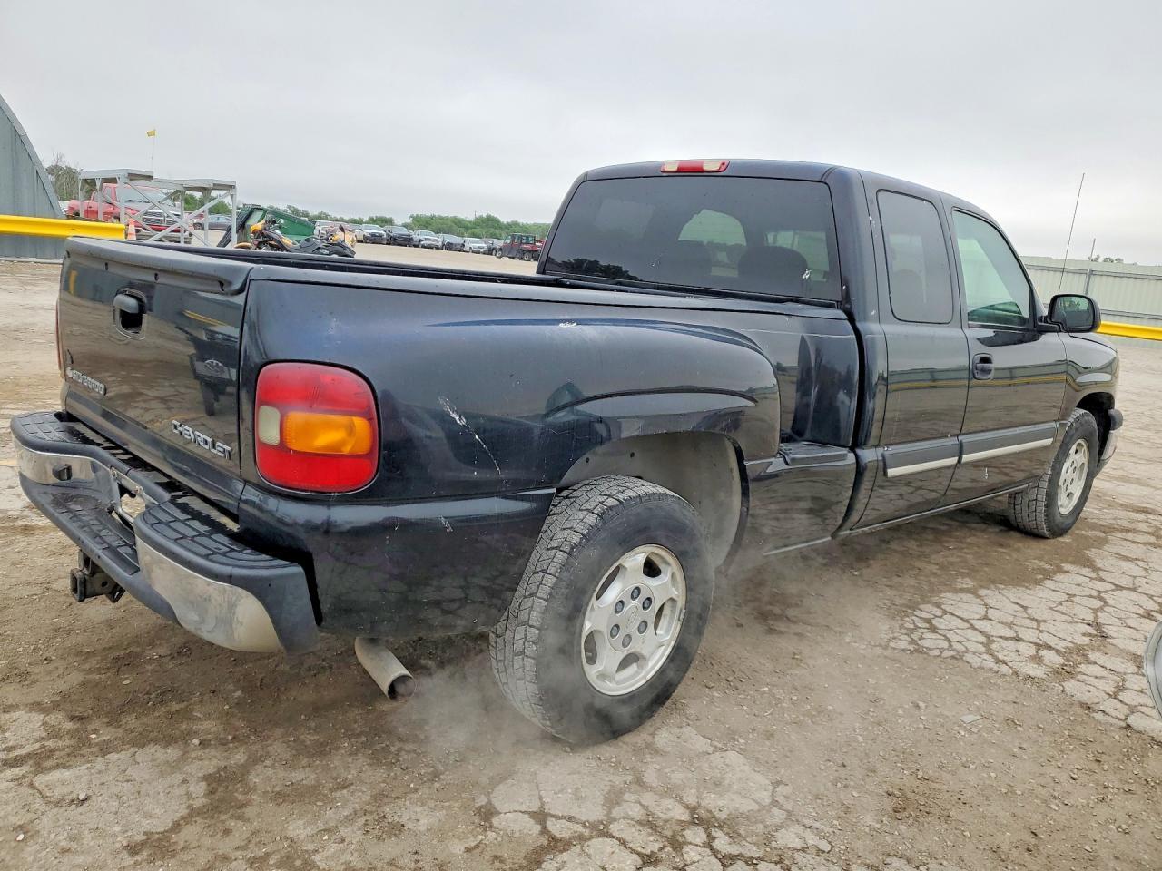 2003 Chevrolet Silverado C1500 - Image 3