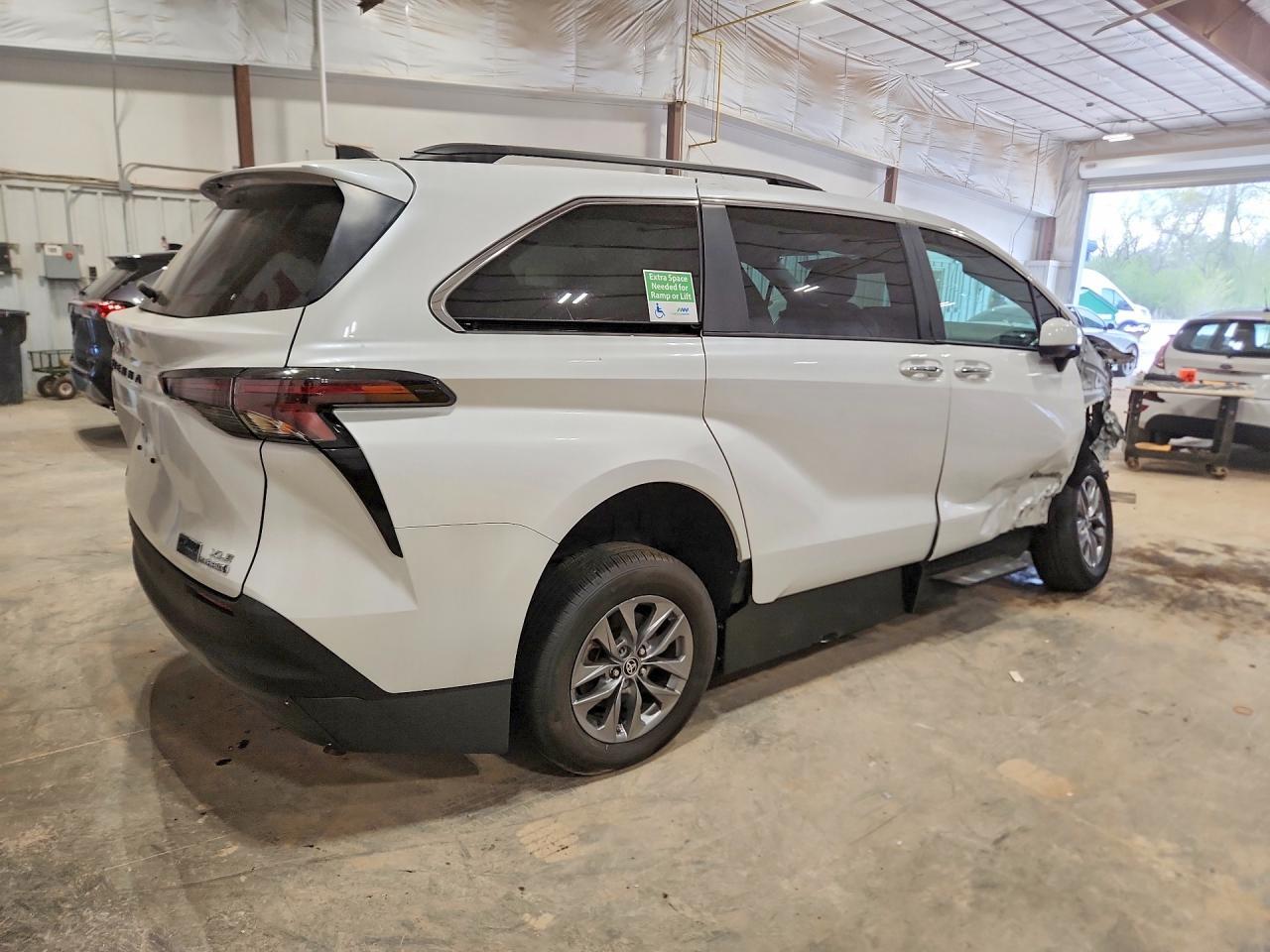 2023 Toyota Sienna Xle - Image 3