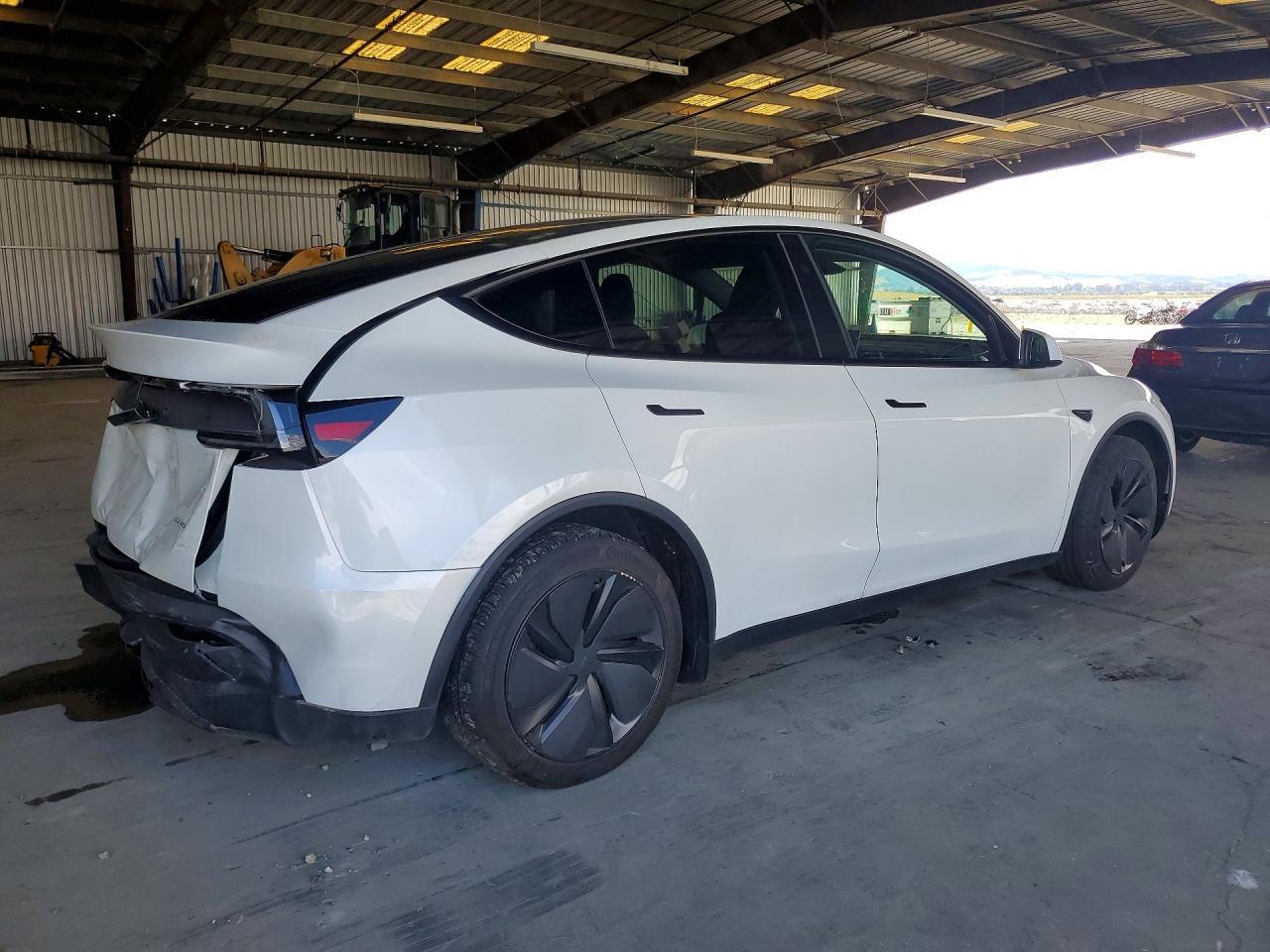 2026 Tesla Model Y - Фото 3
