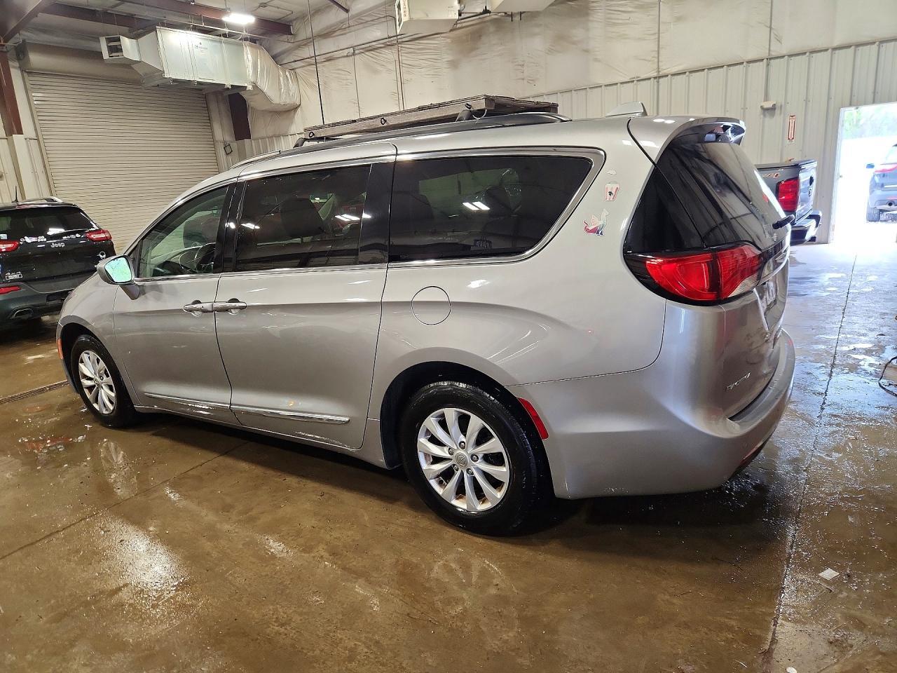 2017 Chrysler Pacifica Touring L - Image 2