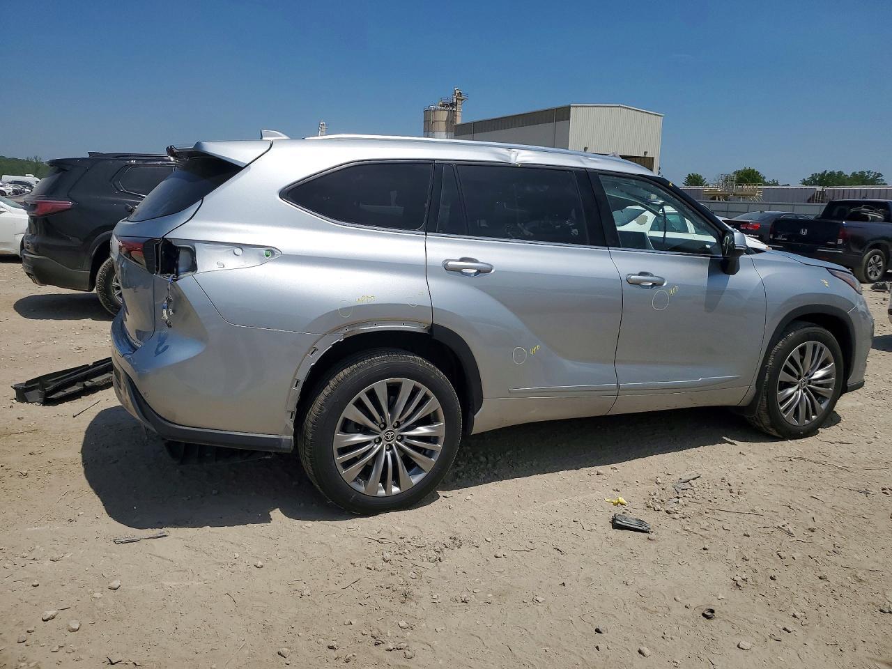 2021 Toyota Highlander Platinum - Image 3