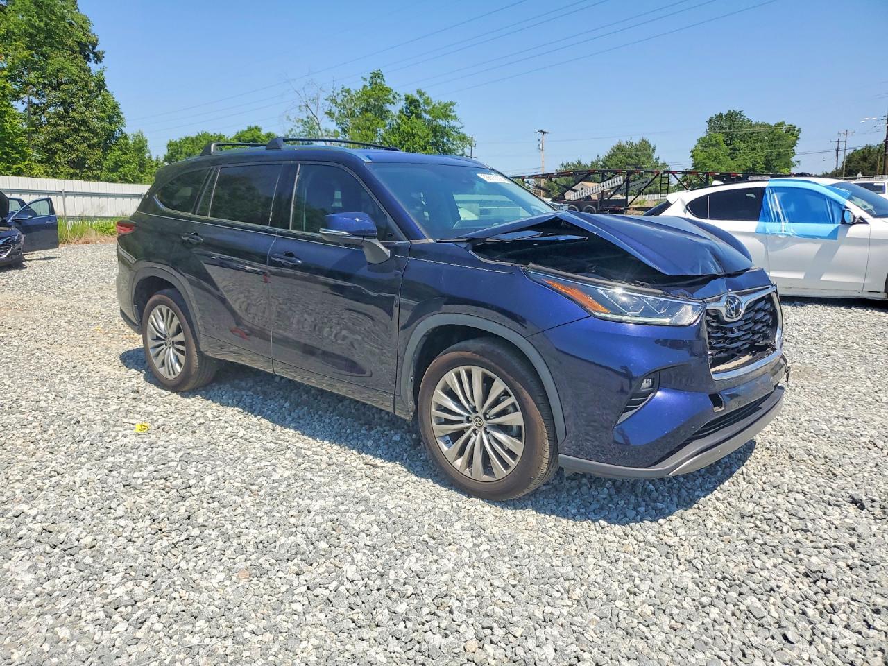 2023 Toyota Highlander Platinum - Image 4