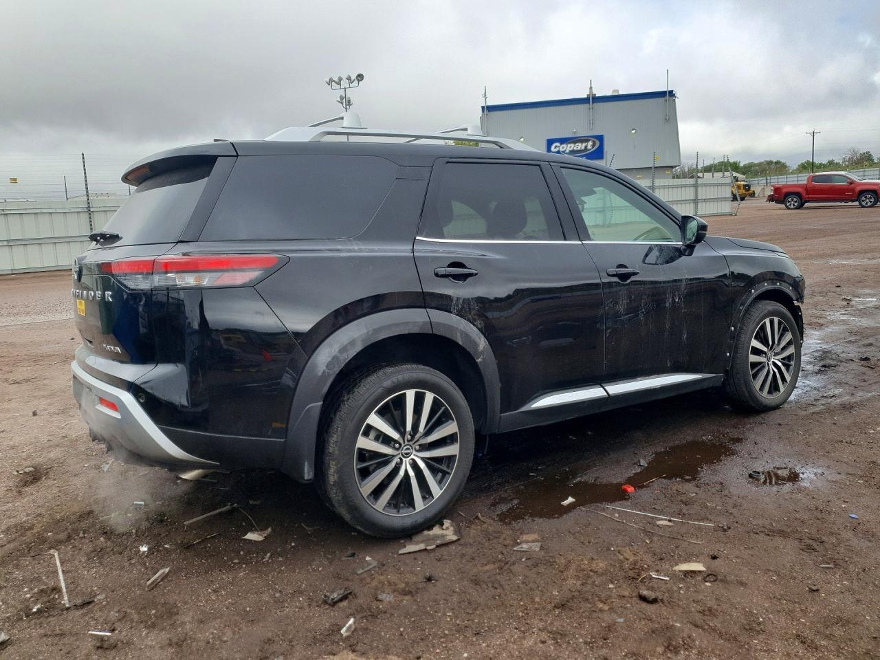 2025 Nissan Pathfinder Platinum - Image 3