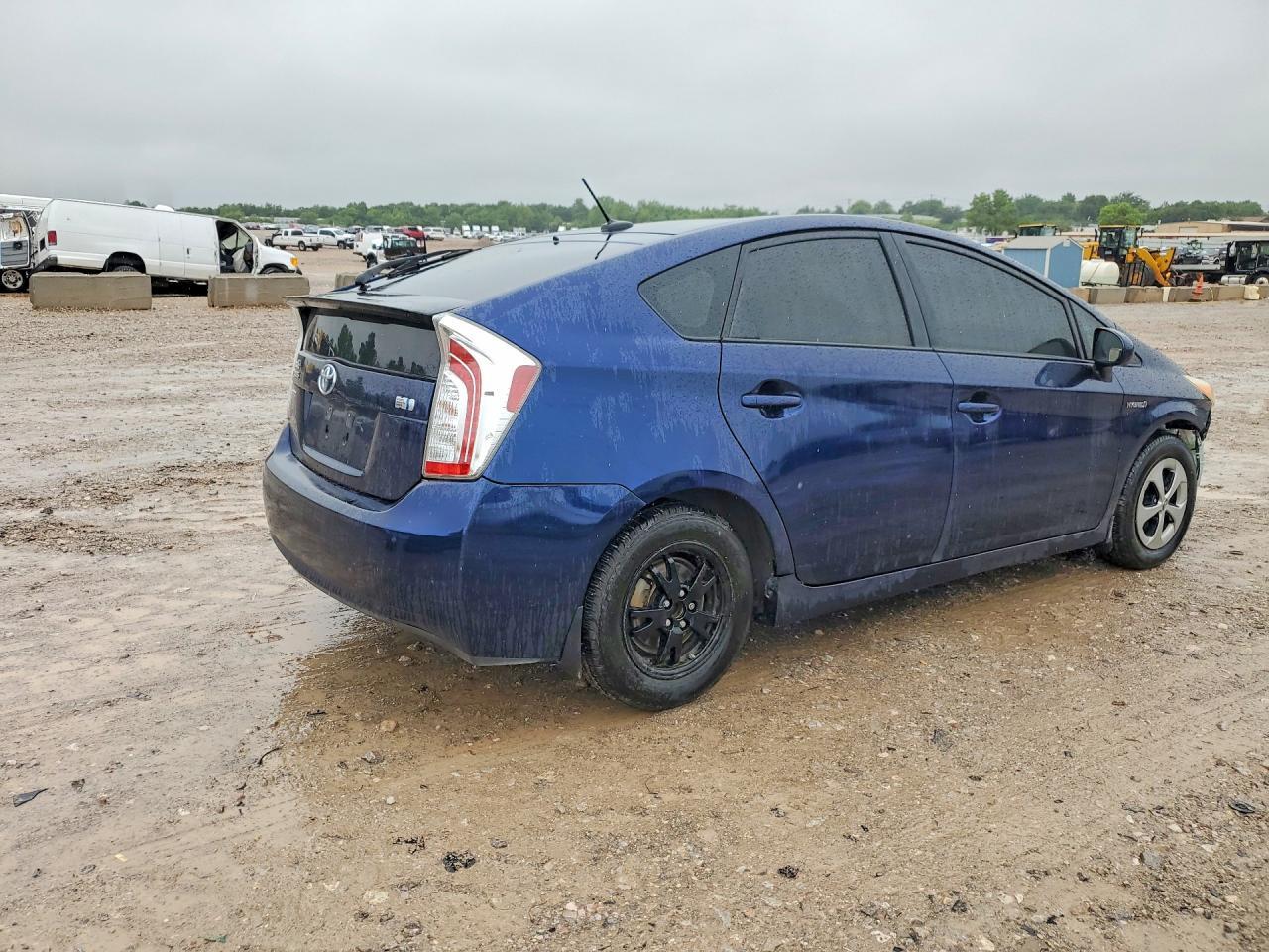 2014 Toyota Prius Three - Фото 3