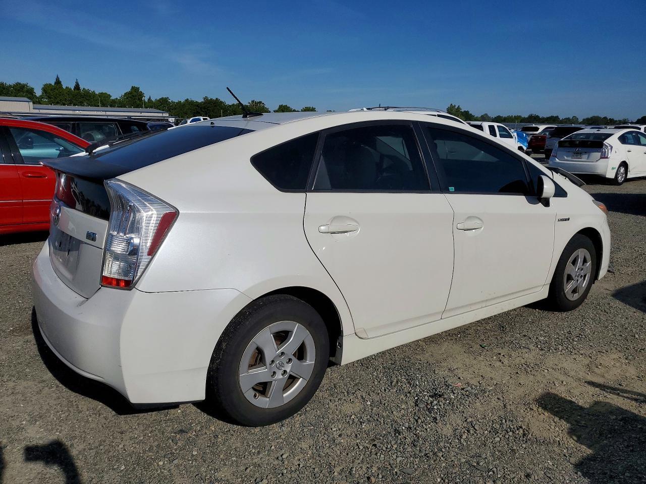 2011 Toyota Prius Two - Фото 3