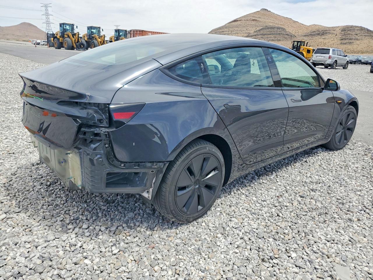 2025 Tesla Model 3 - Фото 3