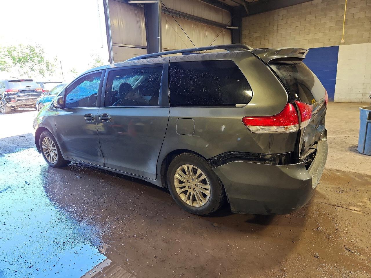 2011 Toyota Sienna Xle 8-Passenger - Фото 2
