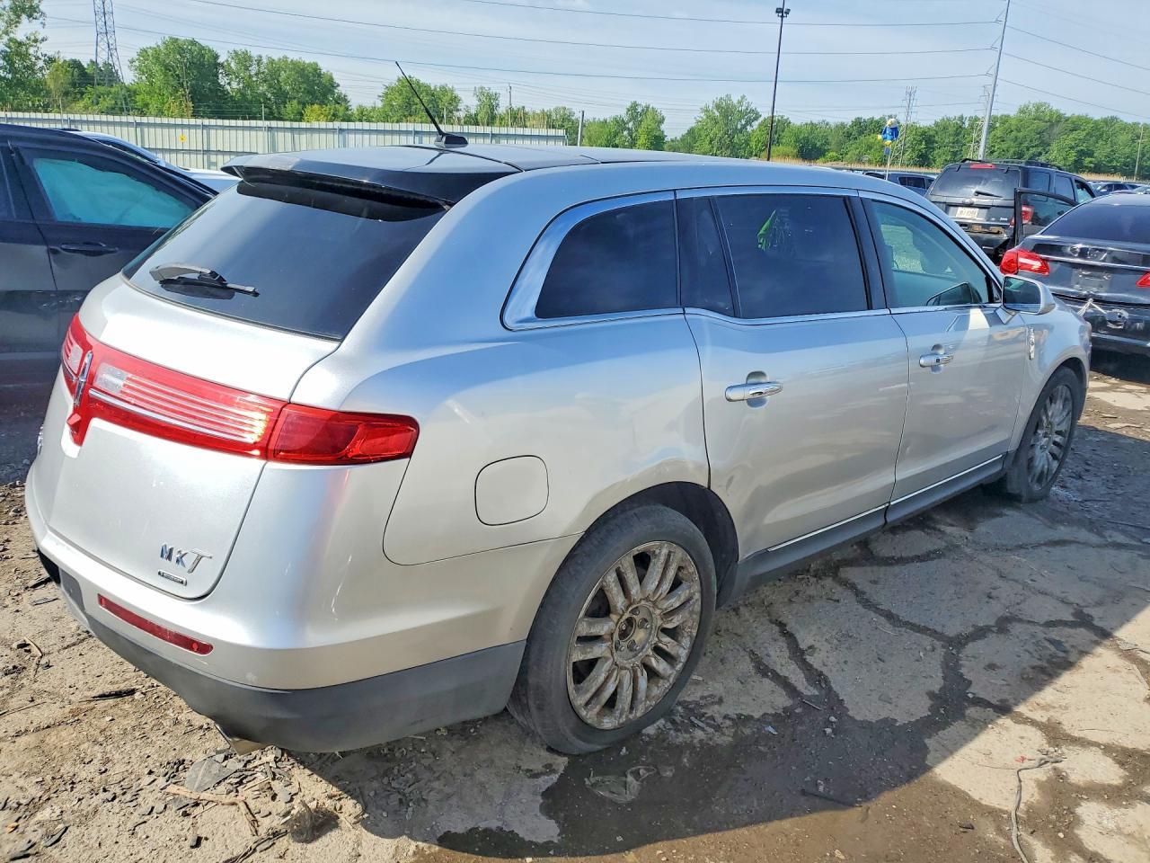 2016 Lincoln Mkt - Фото 3