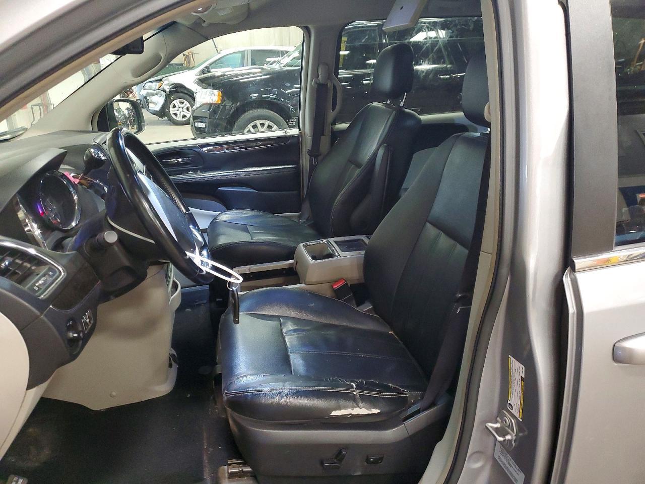 2015 Chrysler Town & Country Touring - Image 7