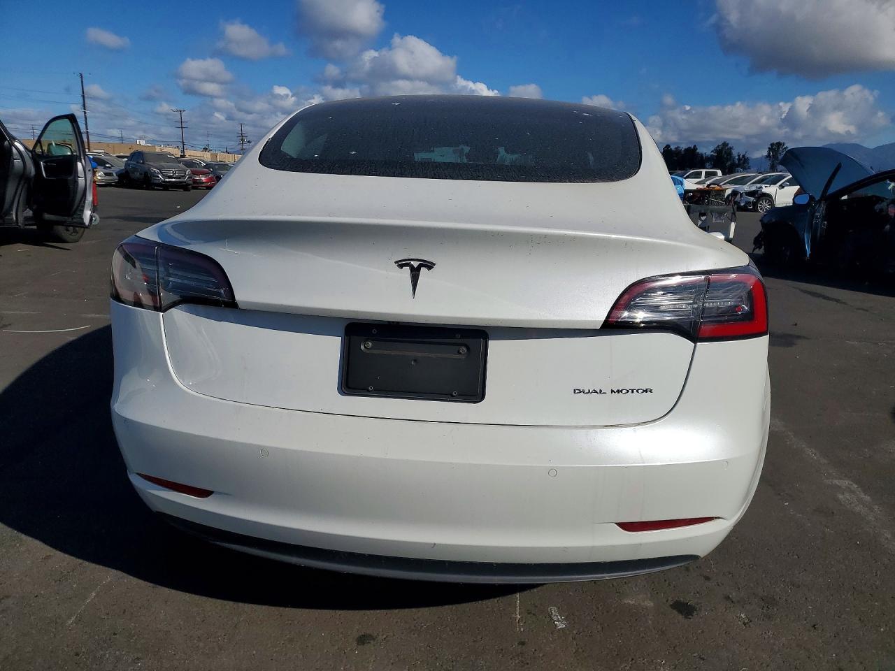 2022 Tesla Model 3 - Фото 6