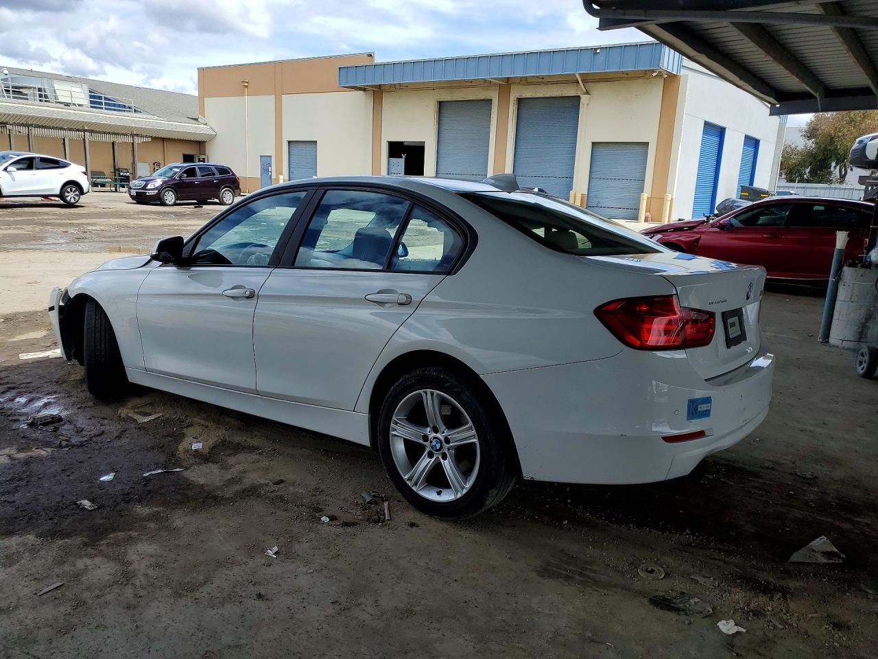 2015 BMW 320 I - Фото 2