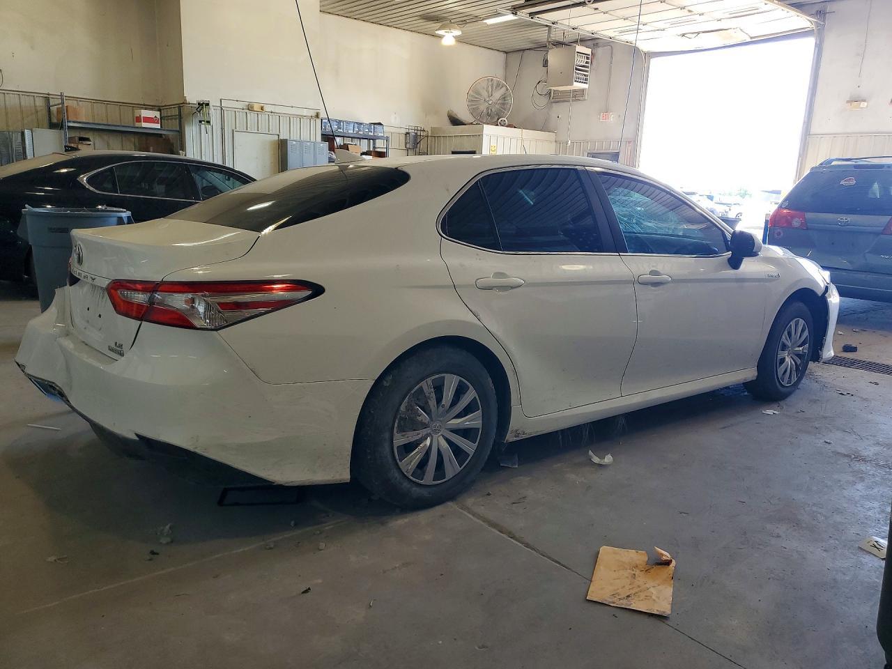 2020 Toyota Camry Le - Фото 3