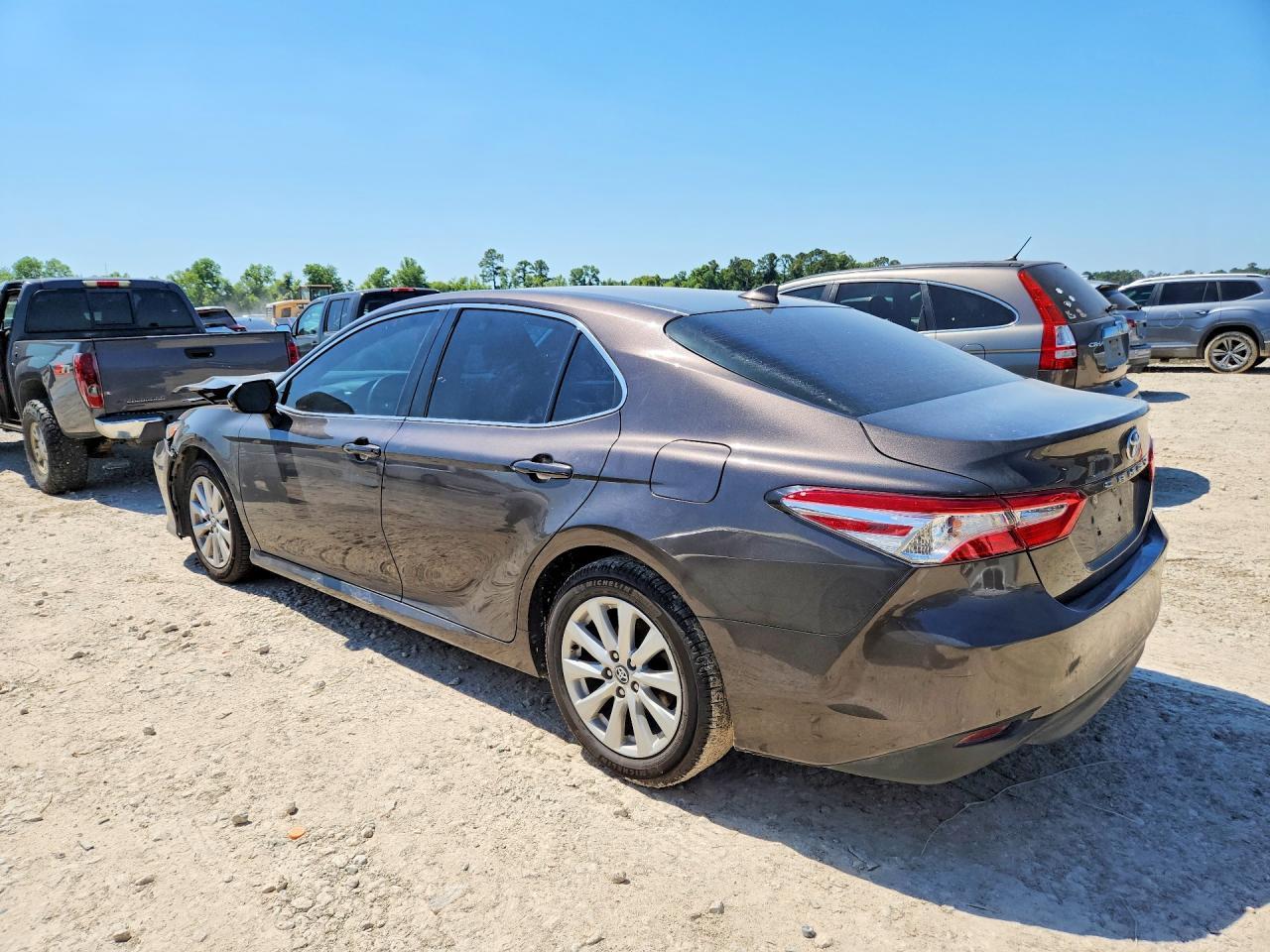 2020 Toyota Camry Le - Фото 2