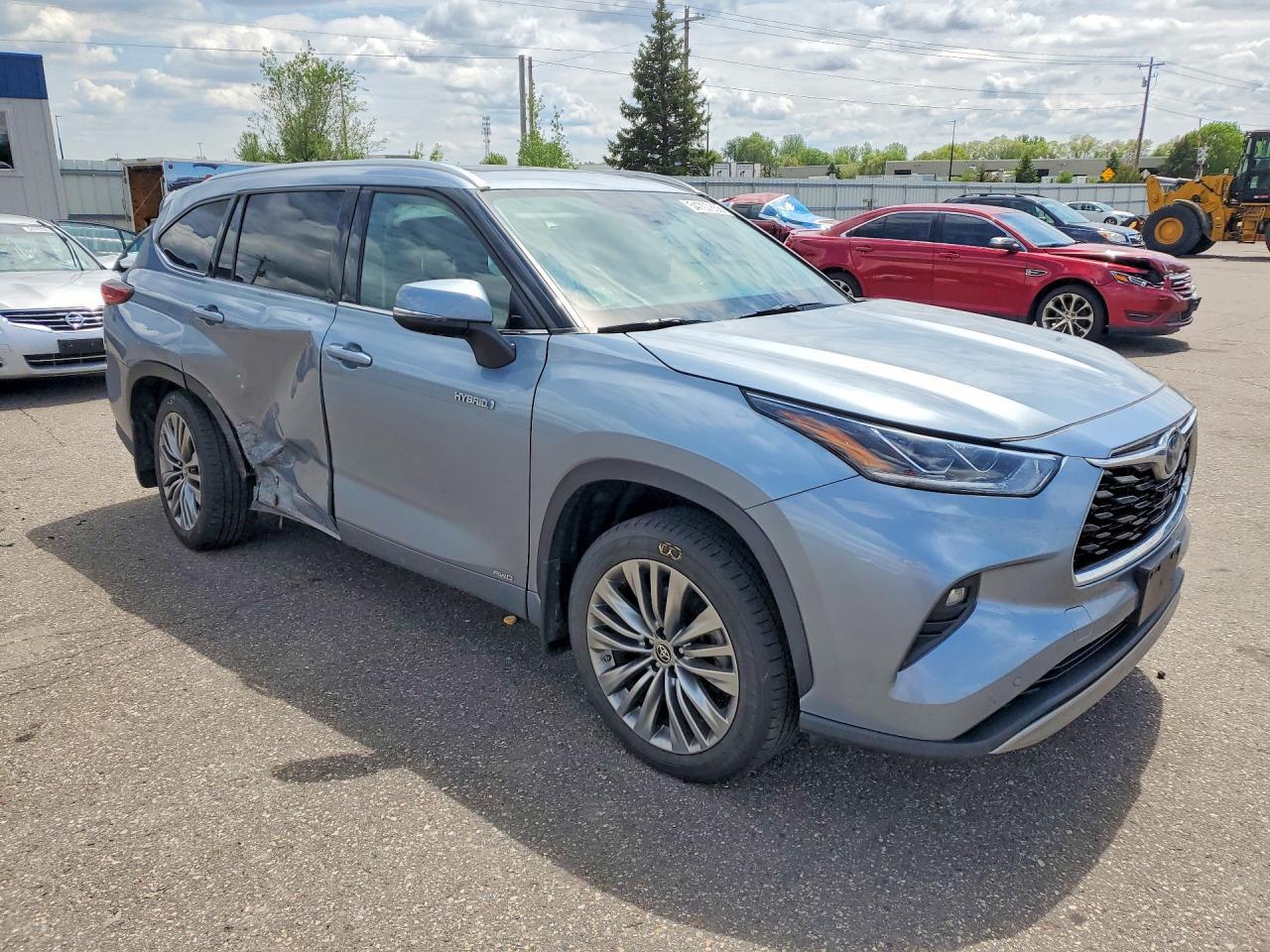 2021 Toyota Highlander Hybrid Platinum - Image 4