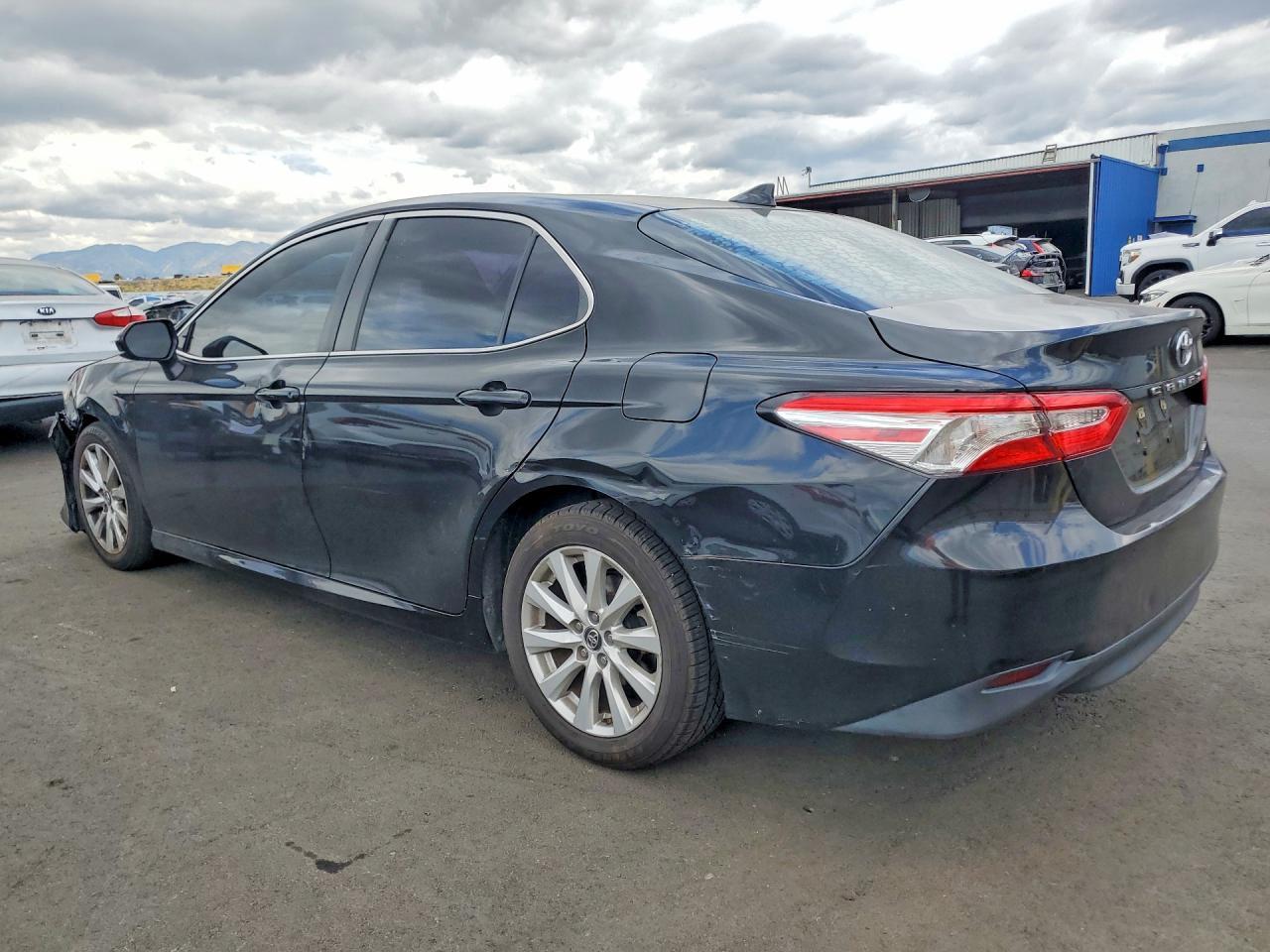 2019 Toyota Camry Le - Фото 2