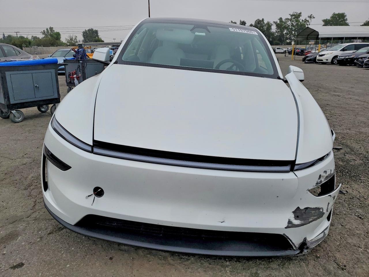 2026 Tesla Model Y - Фото 5