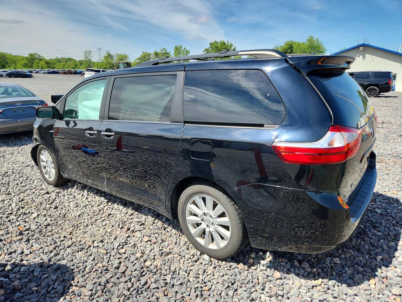 2017 Toyota Sienna Xle 7-Passenger - Image 2
