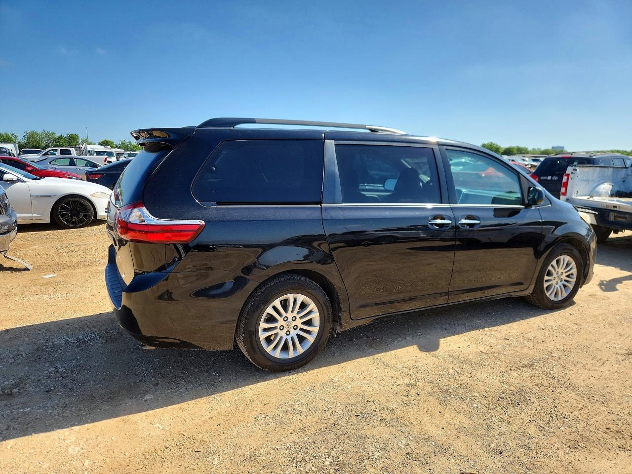 2016 Toyota Sienna Xle 8-Passenger - Image 3