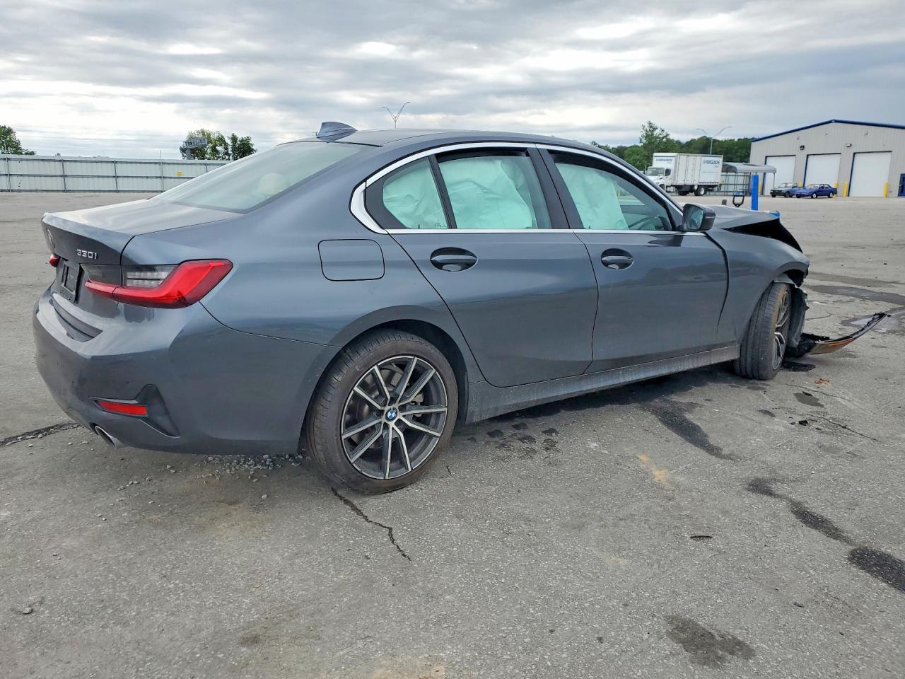 2021 BMW 330Xi - Фото 3