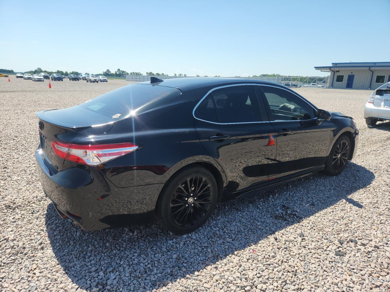 2020 Toyota Camry Se - Фото 3