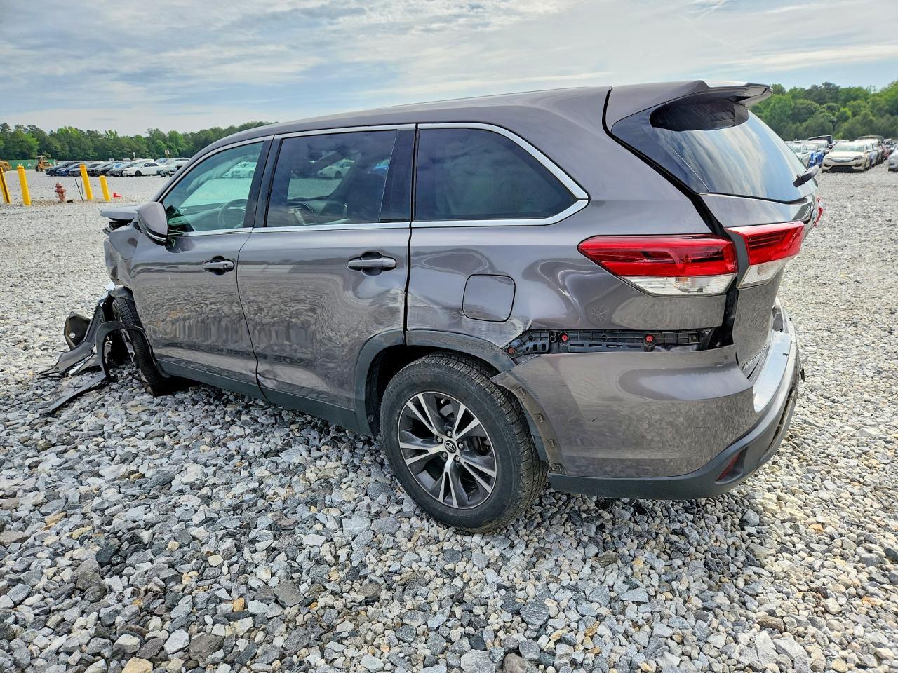 2019 Toyota Highlander Le - Фото 2