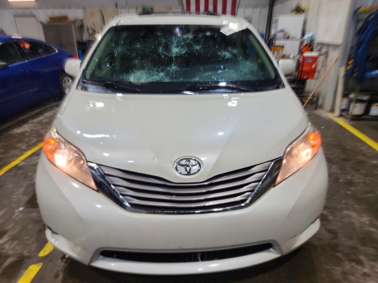 2017 Toyota Sienna Xle Premium 8-Passenger - Image 5