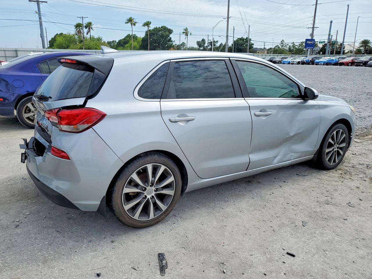 2020 Hyundai Elantra Gt Base - Image 3