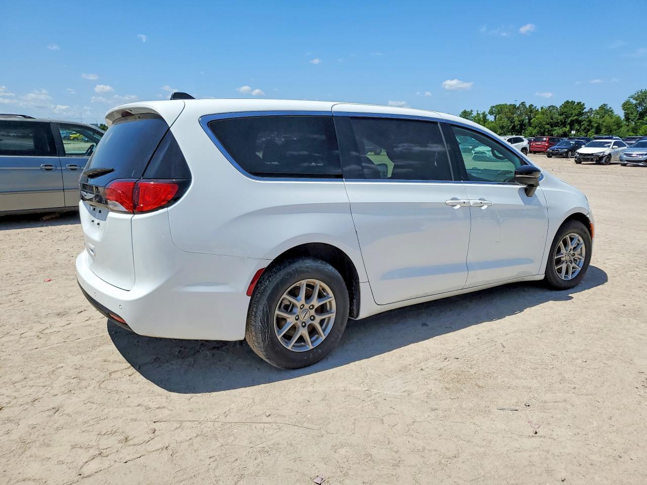 2025 Chrysler Voyager Lx - Фото 3