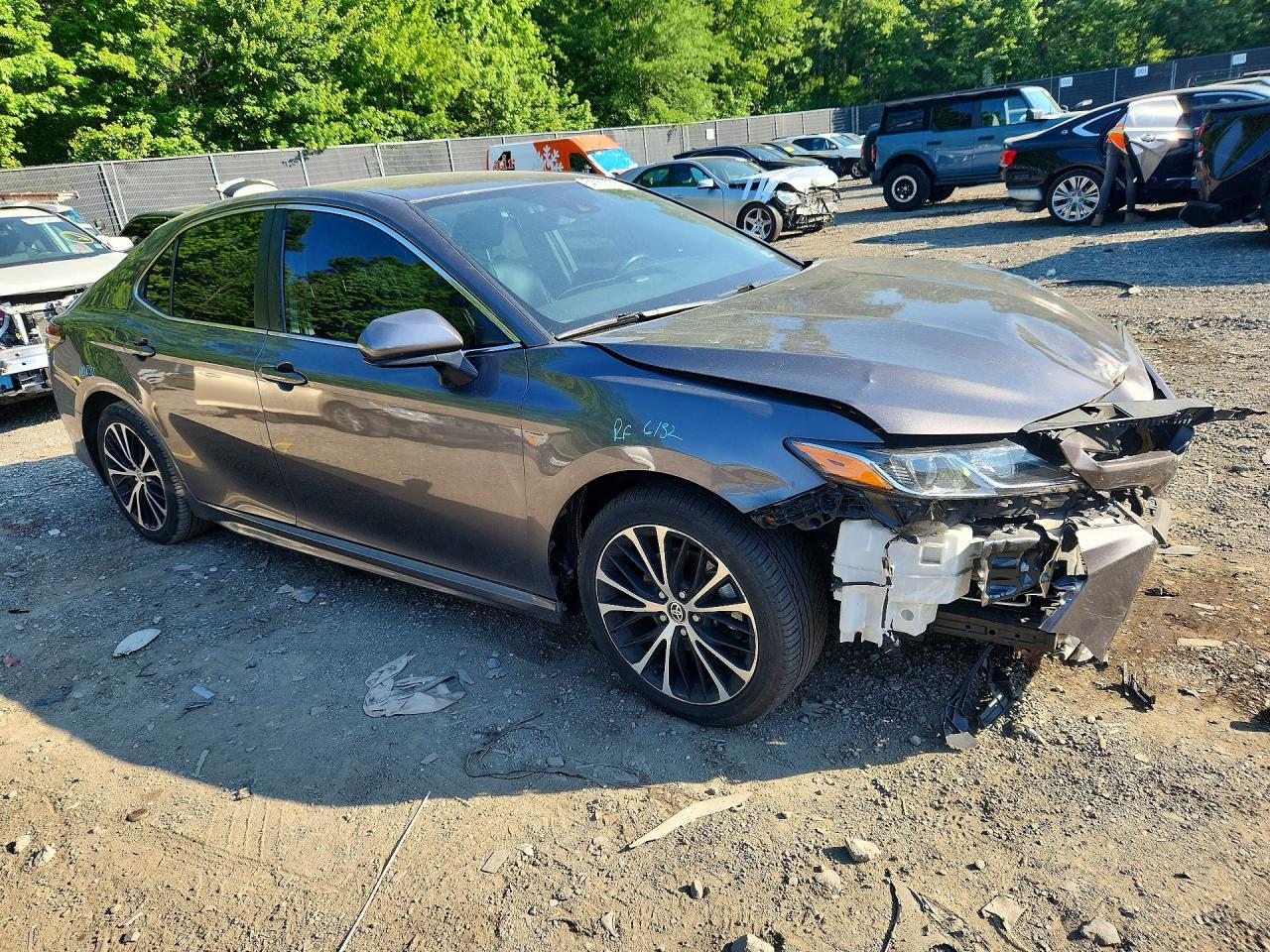 2020 Toyota Camry Se - Фото 4