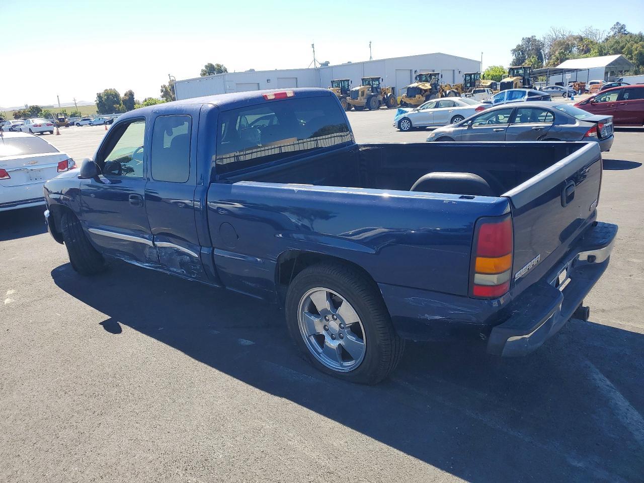 2004 GMC New Sierra C1500 - Image 2