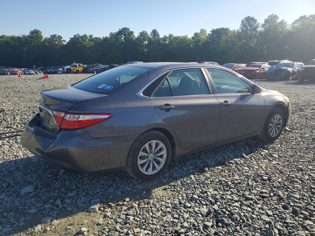 2016 Toyota Camry Le - Фото 3