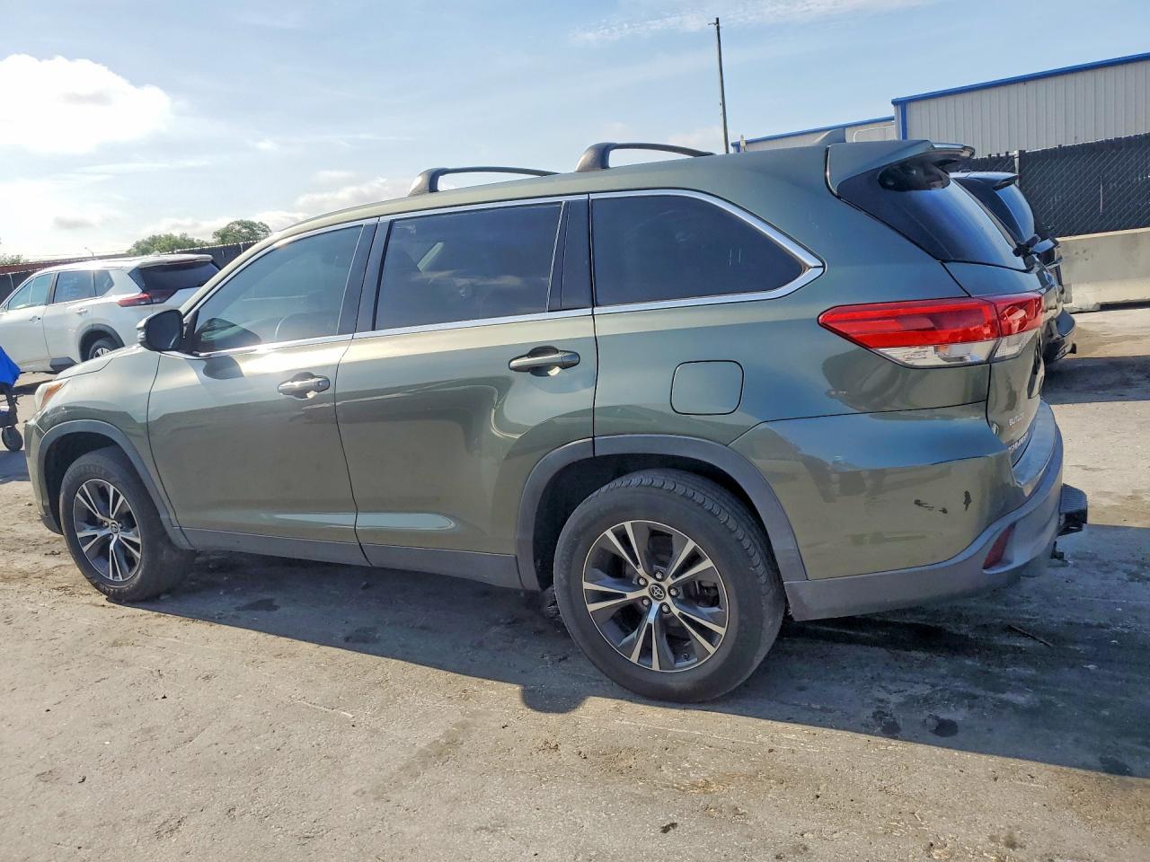 2019 Toyota Highlander Le Plus - Фото 2