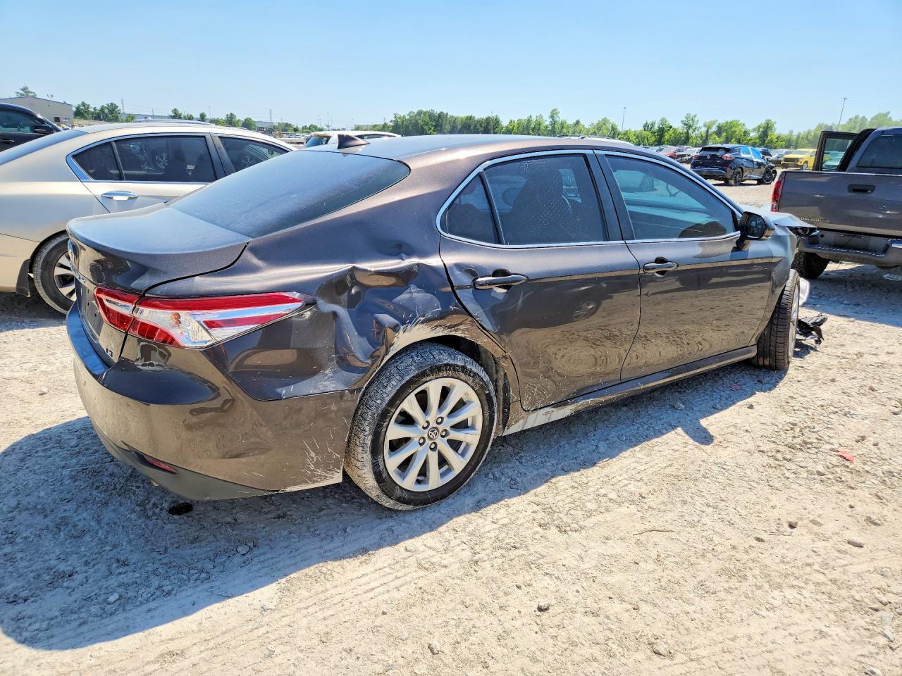 2020 Toyota Camry Le - Фото 3
