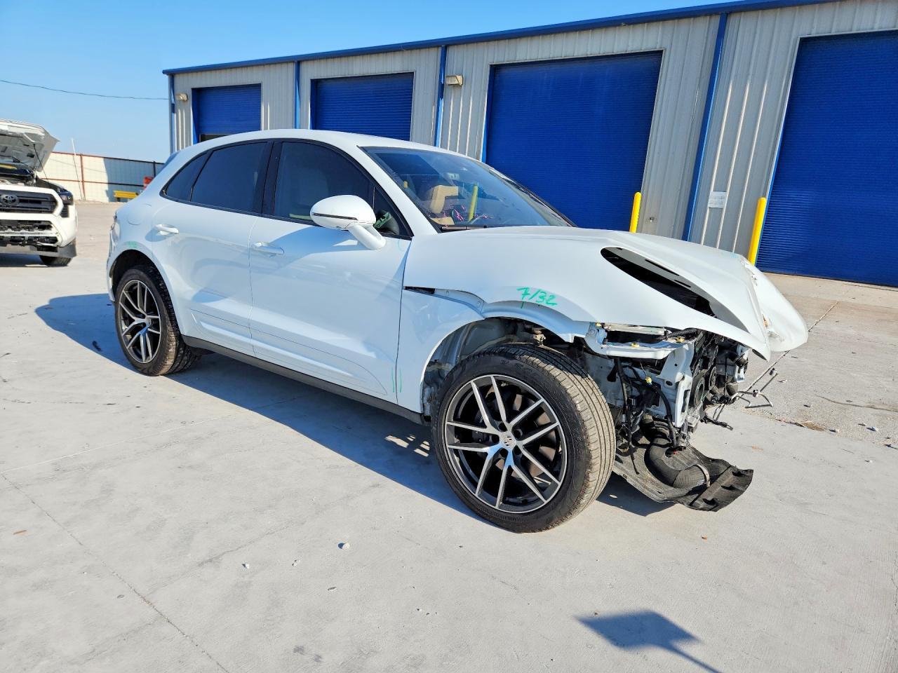 2025 Porsche Macan Base - Image 4