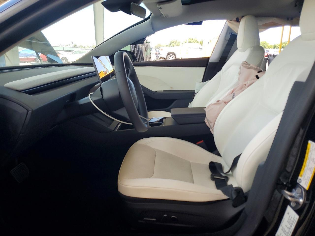 2025 Tesla Model 3 - Фото 7