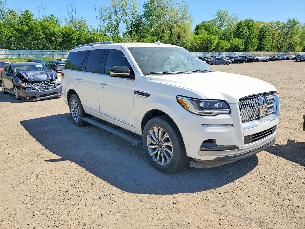 2023 Lincoln Navigator - Image 4