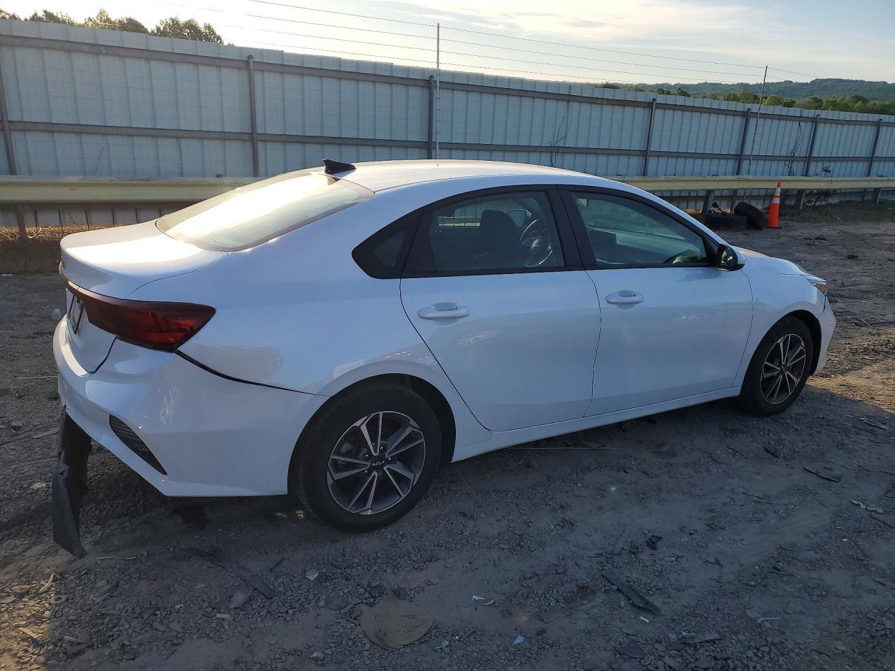 2022 Kia Forte Lxs - Image 3