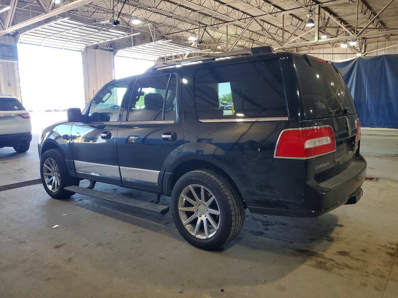 2008 Lincoln Navigator - Image 2
