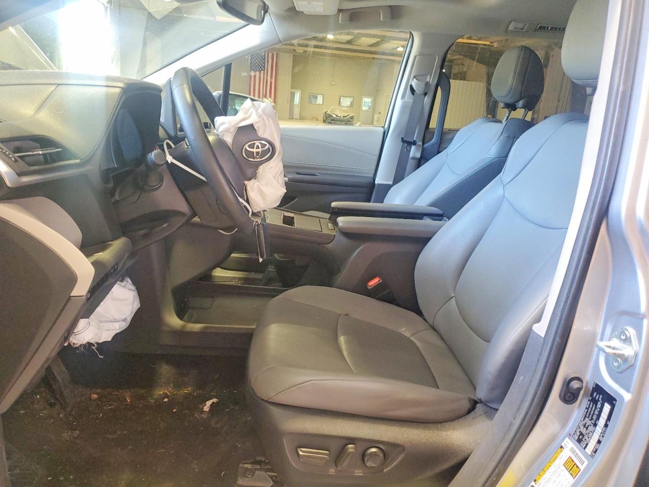 2023 Toyota Sienna Xle - Image 7