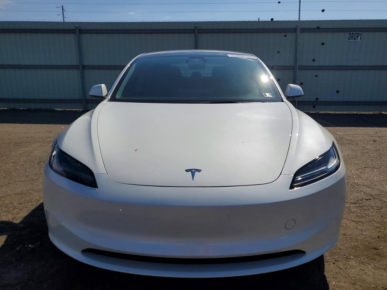 2025 Tesla Model 3 - Фото 5