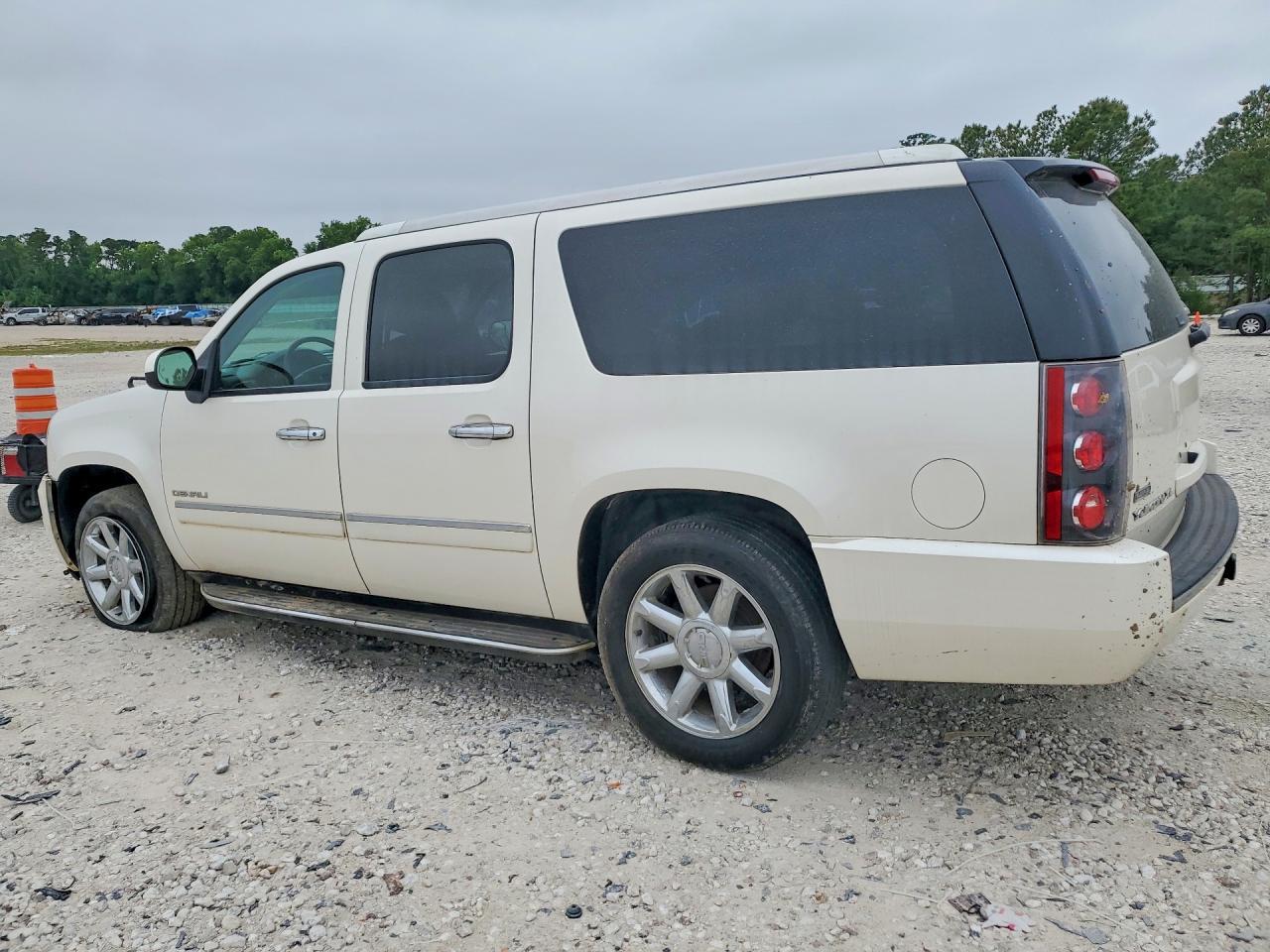 2012 GMC Yukon Xl Denali - Image 2