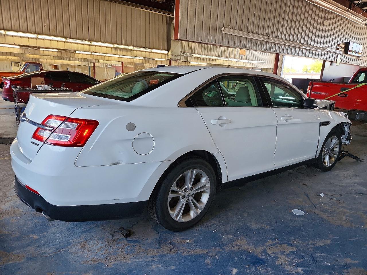 2017 Ford Taurus Se - Фото 3