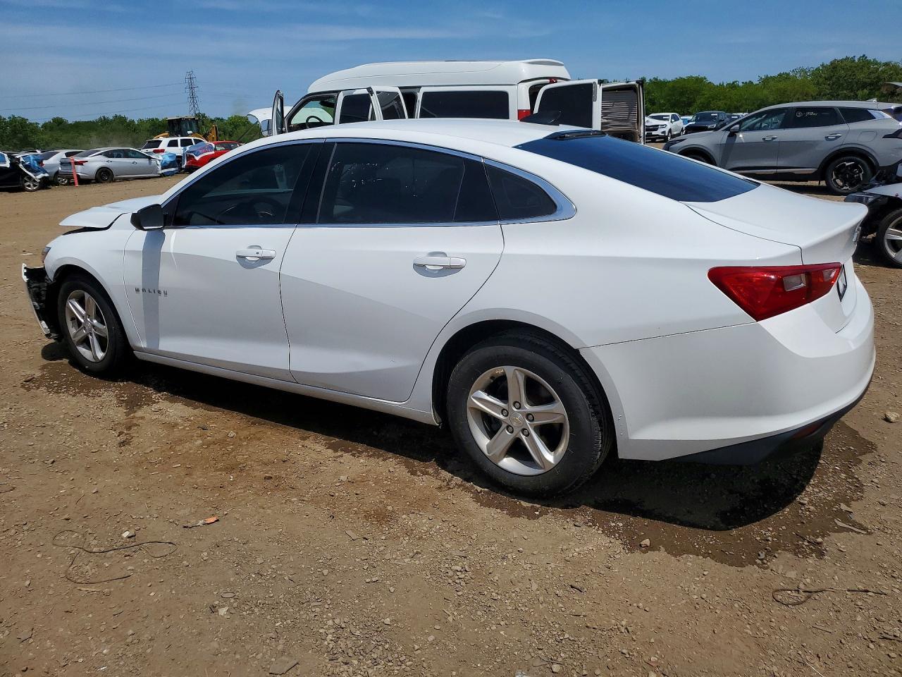 2022 Chevrolet Malibu Ls - Фото 2