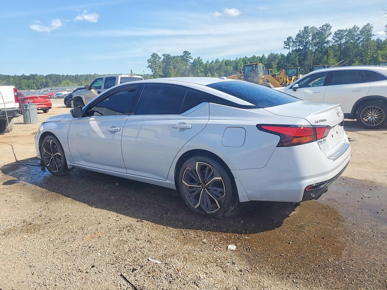 2023 Nissan Altima Sr - Image 2