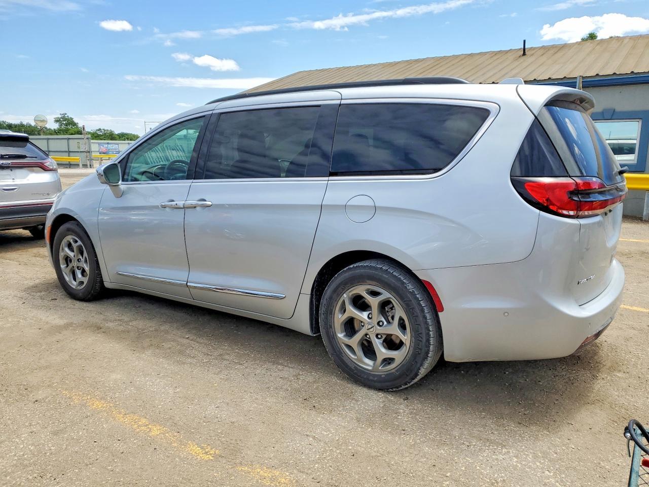 2022 Chrysler Pacifica Limited - Image 2