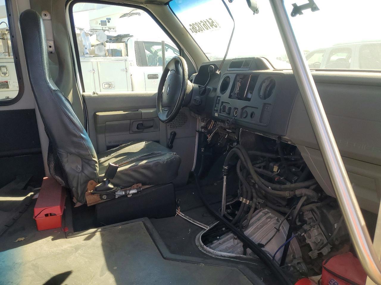 2013 Ford Econoline E350 Super Duty Cutaway Van - Image 5