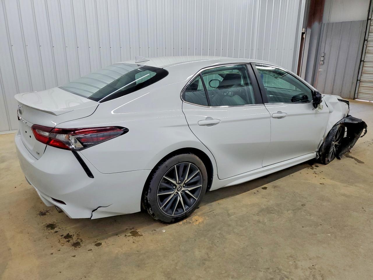 2022 Toyota Camry Se - Image 3