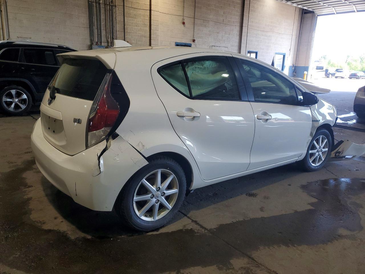 2016 Toyota Prius C Three - Фото 3