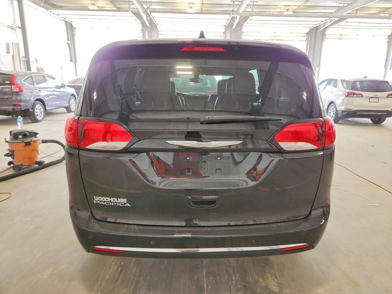 2017 Chrysler Pacifica Touring L - Image 6